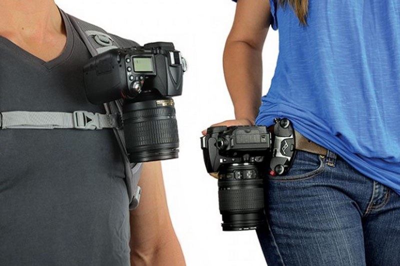 こちらは「CAPTURE（キャプチャー）」と呼ばれるカメラマウント。カメラ側に専用クイックリリースプレートを装着し、マウントをショルダーストラップなどに装着。体やバッグへのカメラ脱着が可能になります。両手がフリーになり、カメラもしっかり保持されて便利♪