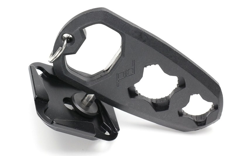 4mmのヘックスレンチを使ってPeak Designのクイックリリースプレートのネジを回すことができます。自転車のシートポストやステムのネジも回せたりしますネ。また、アクションカメラGoPro用マウントのネジ回しにも使えて、GoProをガッチリ固定できます。