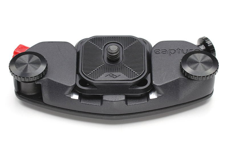 V3とV2では、マウントとクイックリリースプレートに一部互換性がありません。左はV3のマウントにV2用クイックリリースプレートを装着した状態で、とくに問題なく使えます。右はV2のマウントにV3用クイックリリースプレートを装着した状態。装着はできますが、V3用クイックリリースプレートにカメラを装着した状態だと装着不能（カメラ底部とネジが干渉するため）。V2マウント＋V3クイックリリースプレートという組合せだと、実質的に多くのケースでカメラマウントとして使えません。