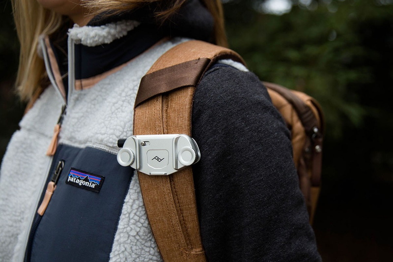 CAPTURE V3の使用例。バックパックのショルダーハーネスやベルト、あるいはバッグのショルダーストラップなどにカメラを装着できるようになります。機能性はV2とだいたい同様ですが、V3はコンパクトなのでよりスマートに使えるようになりました。ただ、V2のほうがより幅広のベルトなどに装着できます。