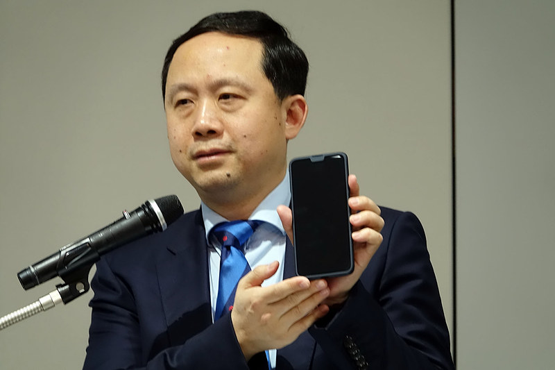 タン氏が手にする5Gスマホの試作機
