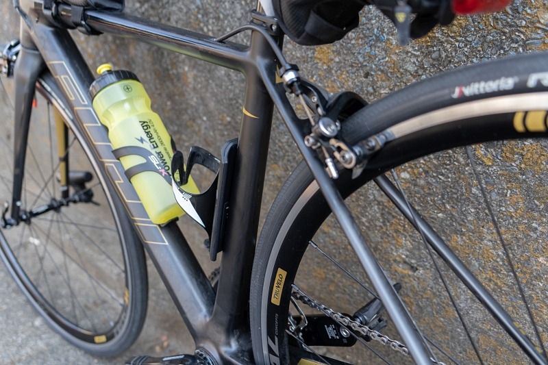 チェーンリングのある側から見ると本製品が目立たないようなフォルムをしているが、チェーンリングのない側から見ると出っ張りが結構目立つ