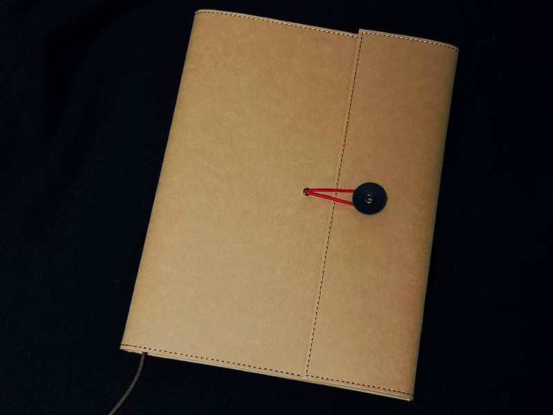 ファイルカバーの外観。色は「ベージュ」を選択。留め具の感じも相まって「封筒」っぽい