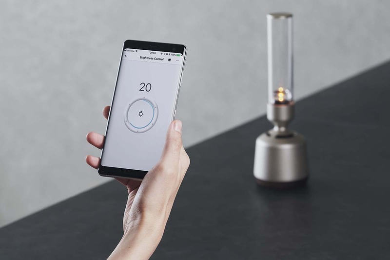 音源との接続は、Bluetooth、Wi-Fi、有線に対応。本体を直接操作することも、スマートフォンアプリから操作することもできます。ハイレゾ対応。