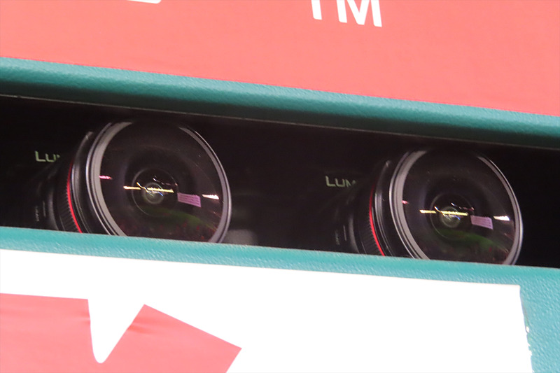 三塁側のカメラマン席に設置されたカメラ