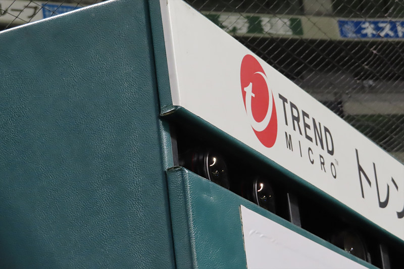 一塁側のカメラマン席にも設置