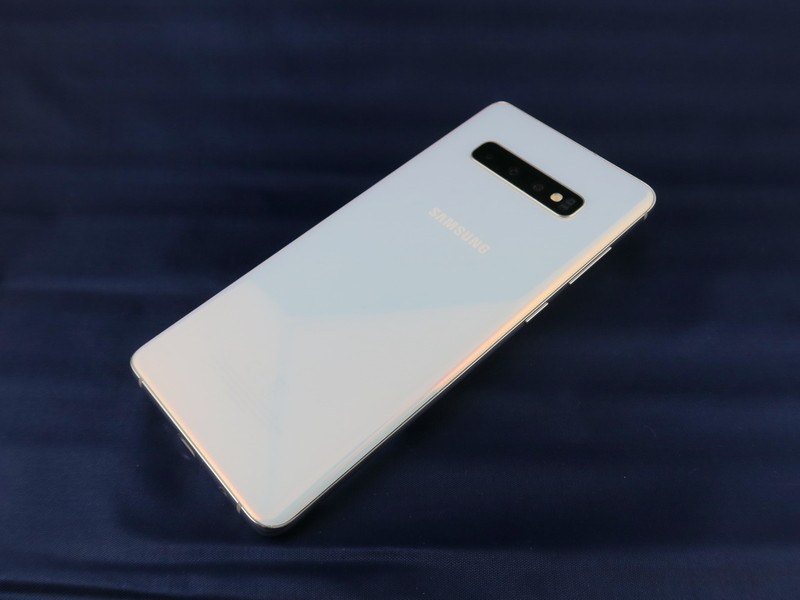 ボディカラーは背面のみにあしらわれる。プリズムホワイトは光の反射によって、いろいろな色が見える