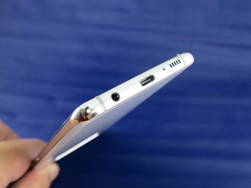 下部にはUSB Type-C外部接続端子、3.5mmイヤホンマイク端子を備える