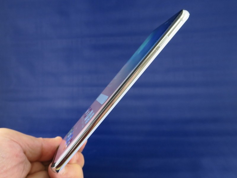 右側面には電源キーが備えられているが、従来モデルに比べ、やや上（レシーバー側）にレイアウトされた