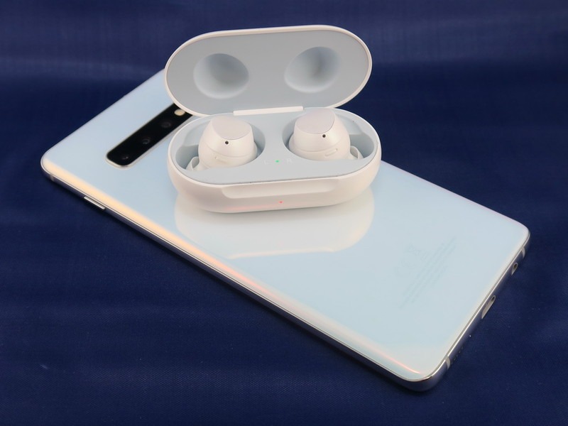 少しわかりにくいが、Galaxy Budsのケースの中央部分にあるLEDが点灯していることから、ワイヤレスで充電されていることがわかる