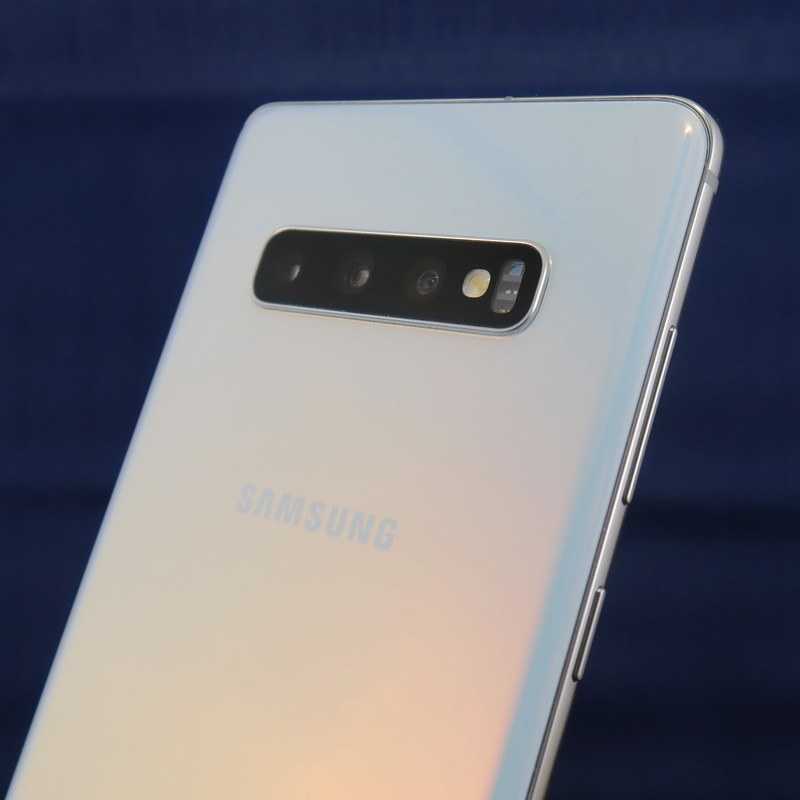 超広角、広角、望遠のトリプルカメラを搭載。超広角側は指がかかりやすいので、注意が必要だ。