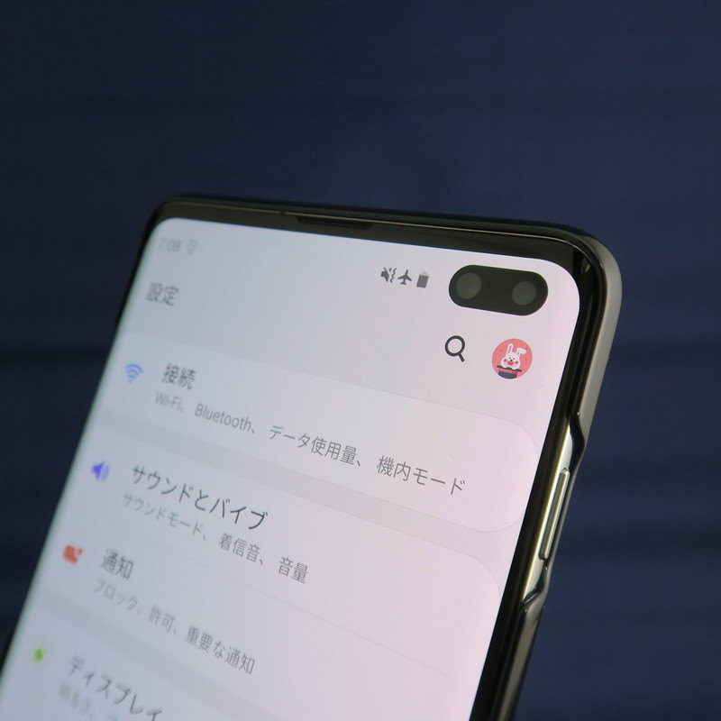ディスプレイのパンチホールにインカメラが収められている