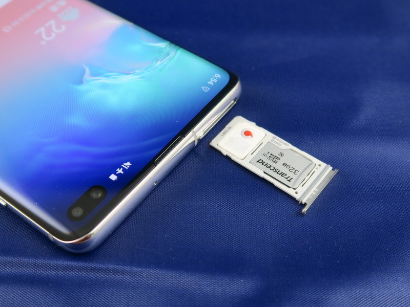 SIMカードはnanoSIMに対応。microSDメモリーカードは最大512GBまで対応