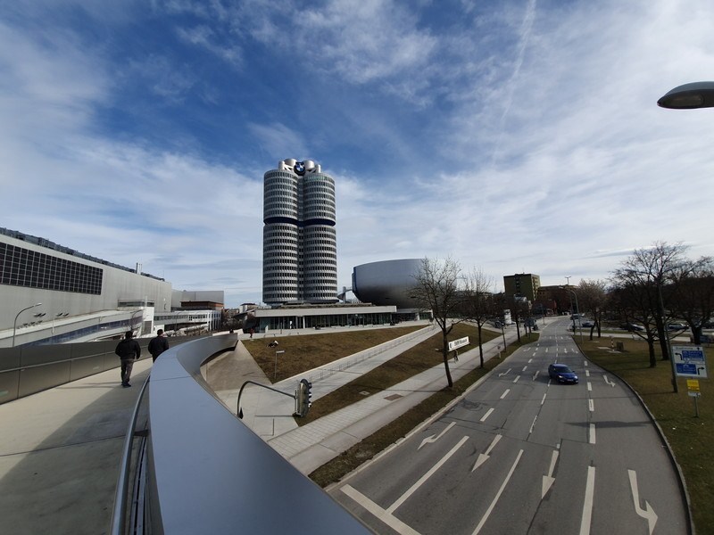 超広角で撮影。広角に比べると、多少の歪んだ印象もあるが、これだけのワイド感を持つ写真が撮れるのは面白い