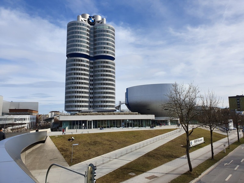 広角で撮影。超広角よりも自然な印象。青空も自然に撮影できてい