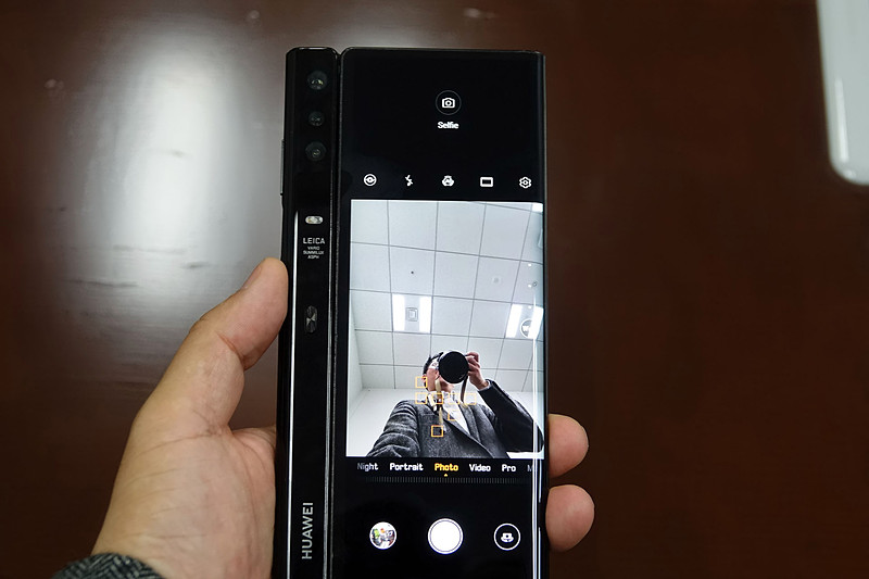 折りたたんだときのカメラ起動時。こちらはカメラが手前にある、セルフィー状態だ