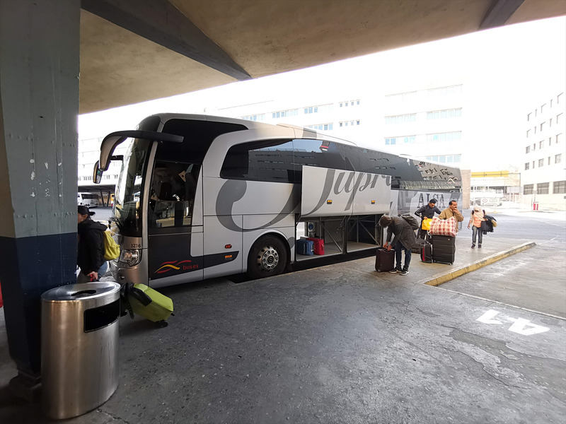 バレンシアのバスターミナルに到着。みなさん、大きな荷物を持って乗車されていました