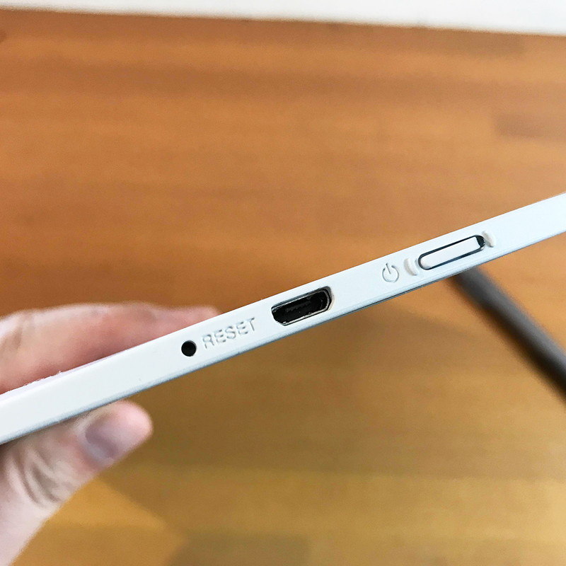 薄さも重さもノート1冊分程度。充電はmicroUSBで行います