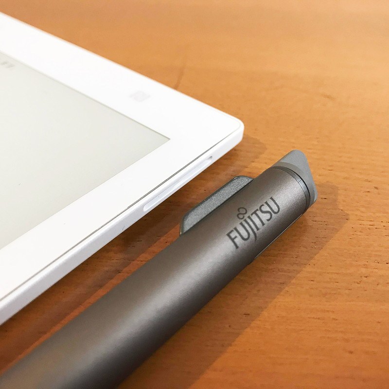 ペンを装着するくぼみが左右にあります。磁石でカッチリくっつくので、ペンを無くしたり忘れたりの心配がありません