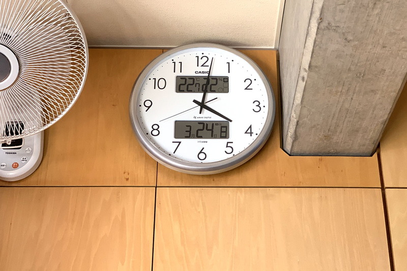 左は現在の拙宅仕事場にある壁掛けの電波時計。右写真の赤矢印の先に見えるのが、初めて買ったJUNGHANS製電波時計です。1997年頃。ちなみにこの写真は、1997年にPC Watchに掲載された「<a href="https://pc.watch.impress.co.jp/docs/article/970924/relay57.htm" class="strong bn" target="_blank">リレー連載 物欲道修行記・第57講 気絶派 師範スタパ齋藤・どんなの使ってますか？ 俺のシステムを大公開!!</a>」から抜粋してきたもの。1997年頃の筆者的PC環境を知りたい方は、ぜひ読んでみてください♪