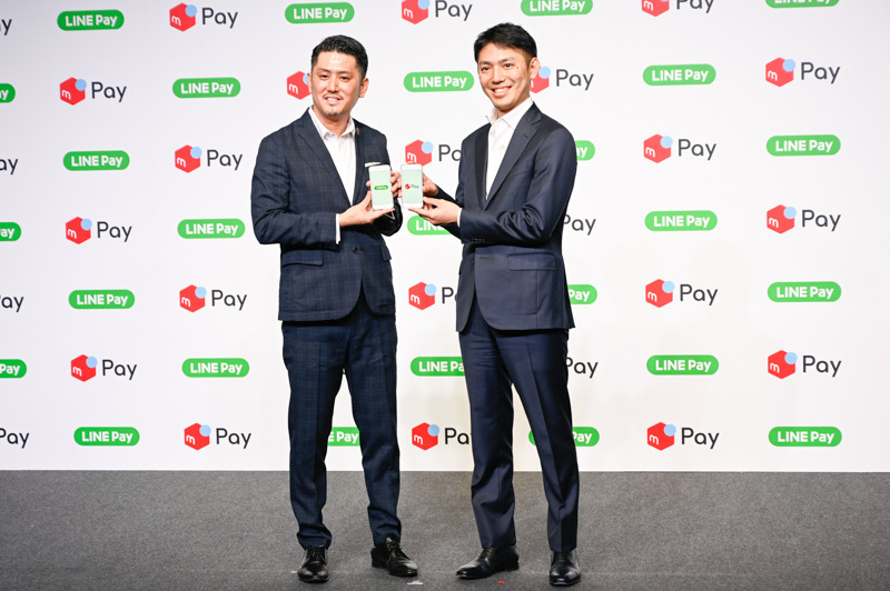 加盟店の相互開放を発表したLINE Pay取締役COOの長福久弘氏（左）、メルペイ代表取締役の青柳直樹氏（右）