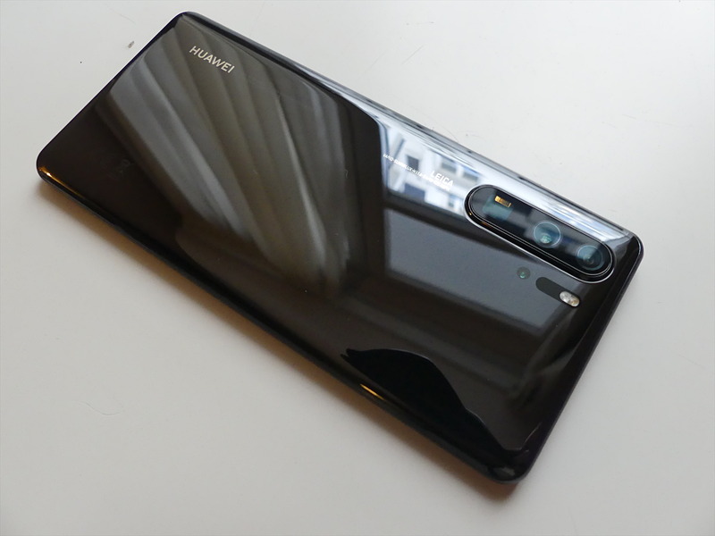 P30 Proが評価機としてプレスに提供されました。これはブラック。P20 Proよりちょっとだけ大きくなりましたが、基本のデザインは同じ。なお、透明カバーが付属していました