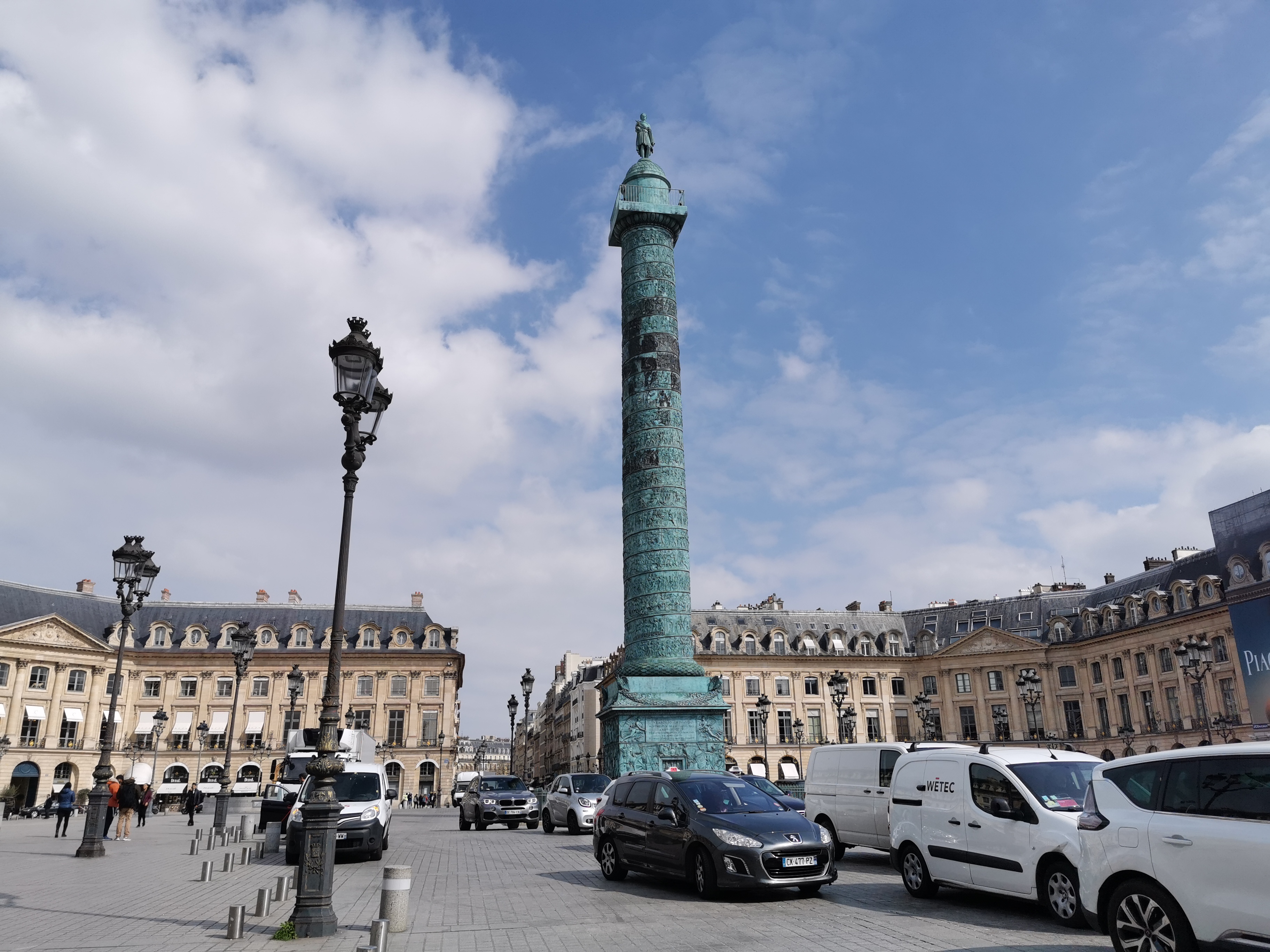 ヴァンドーム広場を撮影。50倍だとポールの上の人物像の顔が分かります。ナポレオンだと初めて知りました