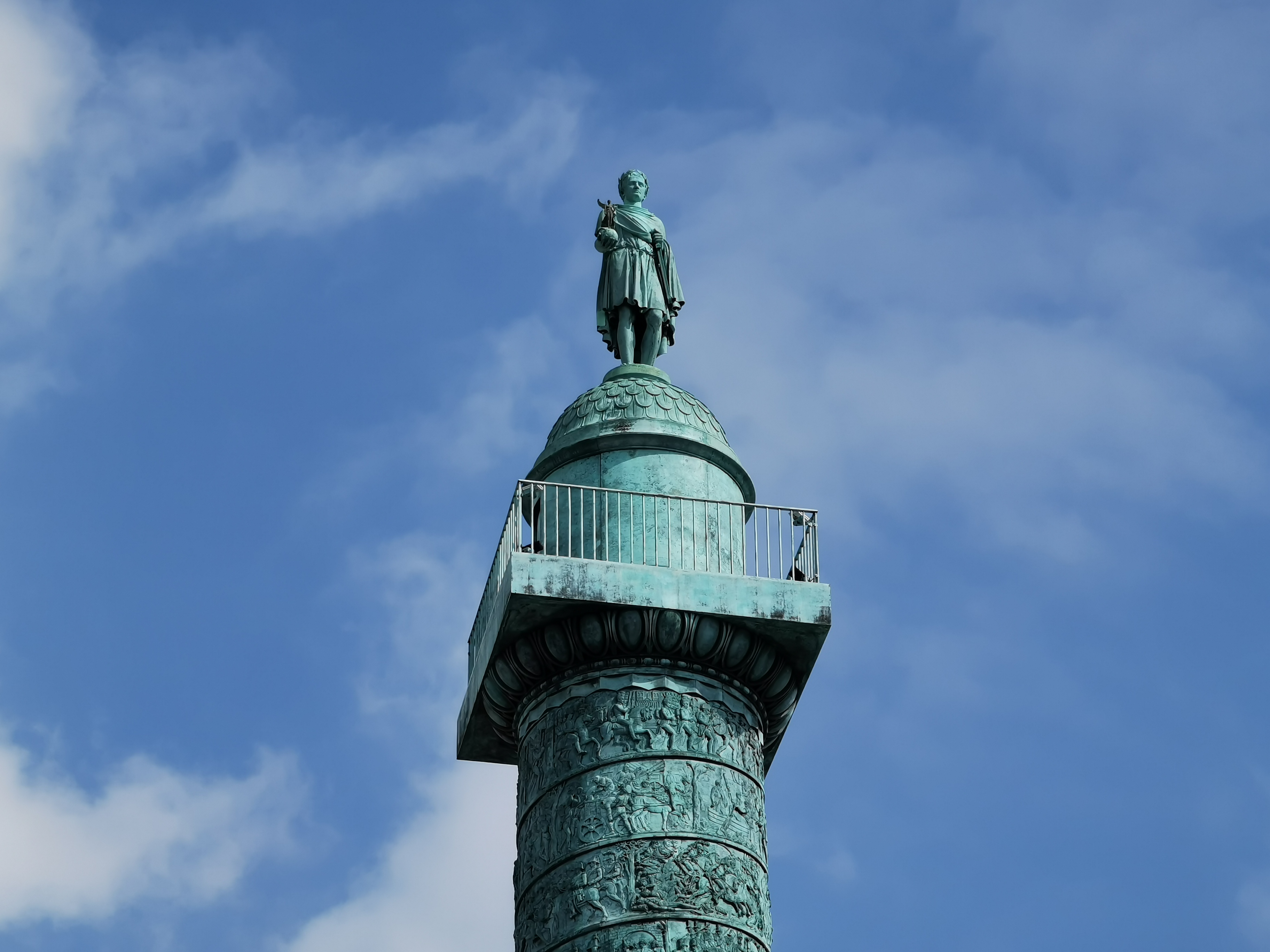 ヴァンドーム広場を撮影。50倍だとポールの上の人物像の顔が分かります。ナポレオンだと初めて知りました