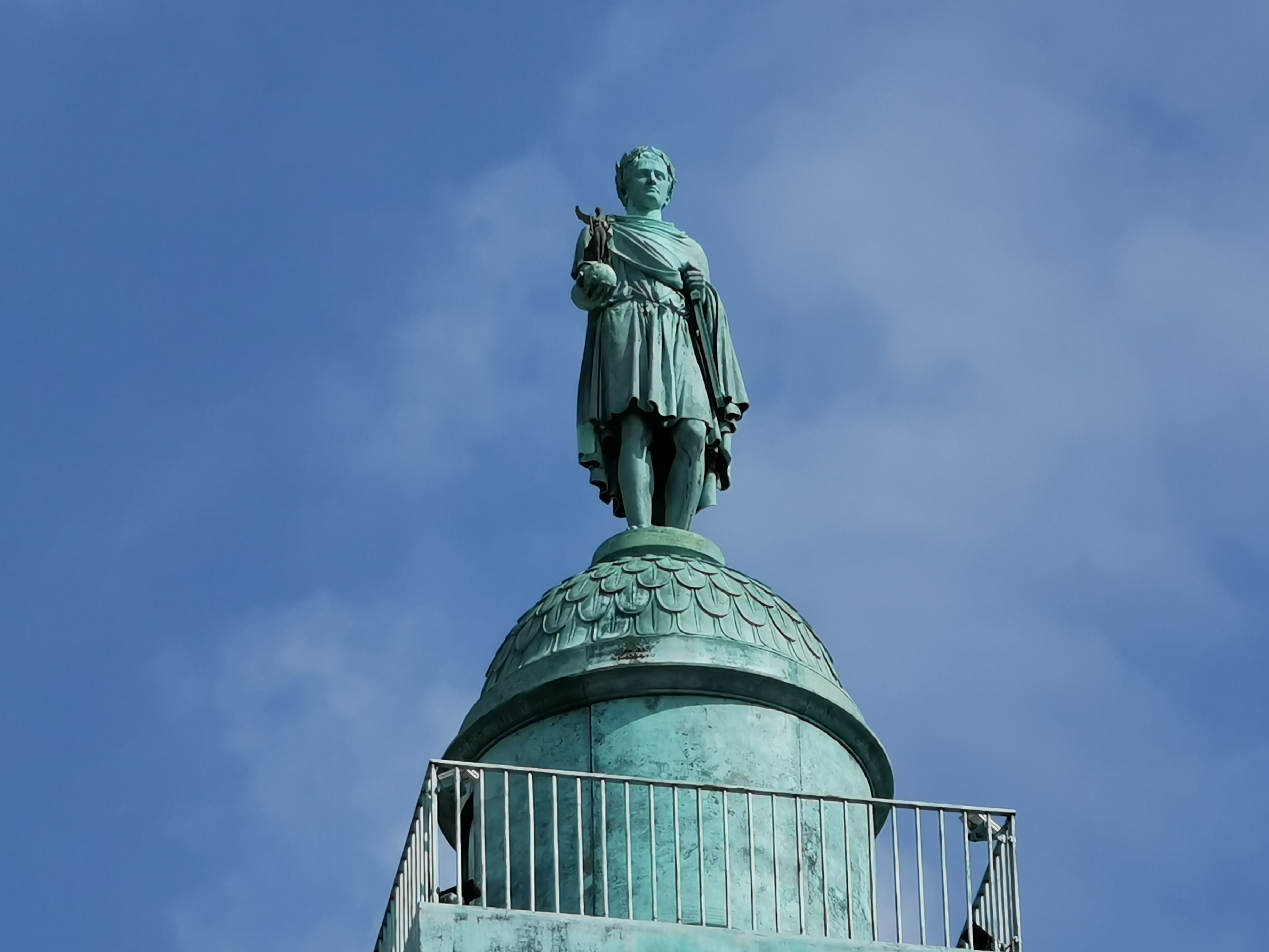 ヴァンドーム広場を撮影。50倍だとポールの上の人物像の顔が分かります。ナポレオンだと初めて知りました