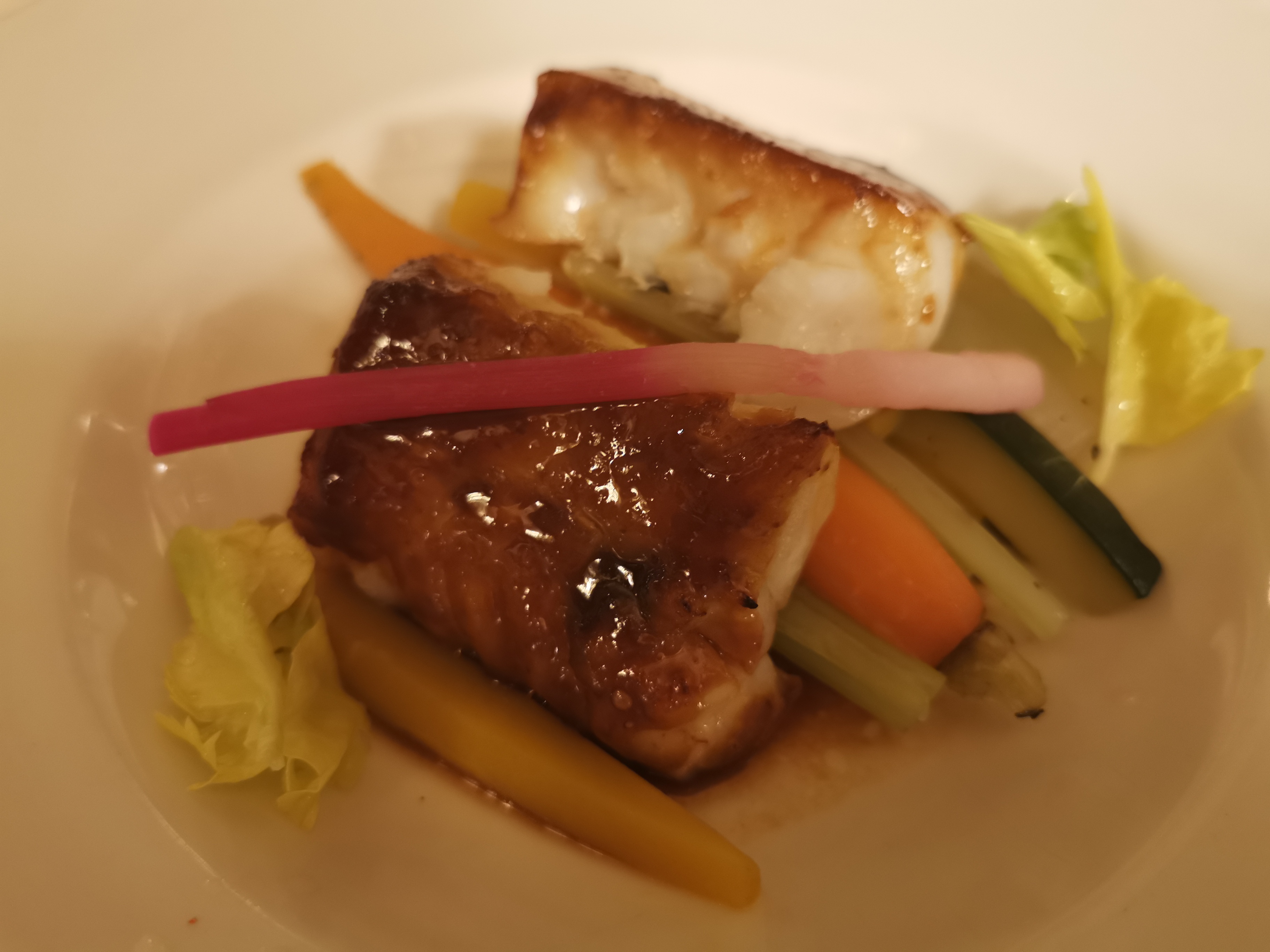 魚はたぶんタラ。照り焼き風で甘塩っぱい、白いご飯に合いそうな味でした。ちなみにパリにはラーメン屋を含む日本料理店、中国料理店、タイ料理店などアジアな料理店がたくさんありました