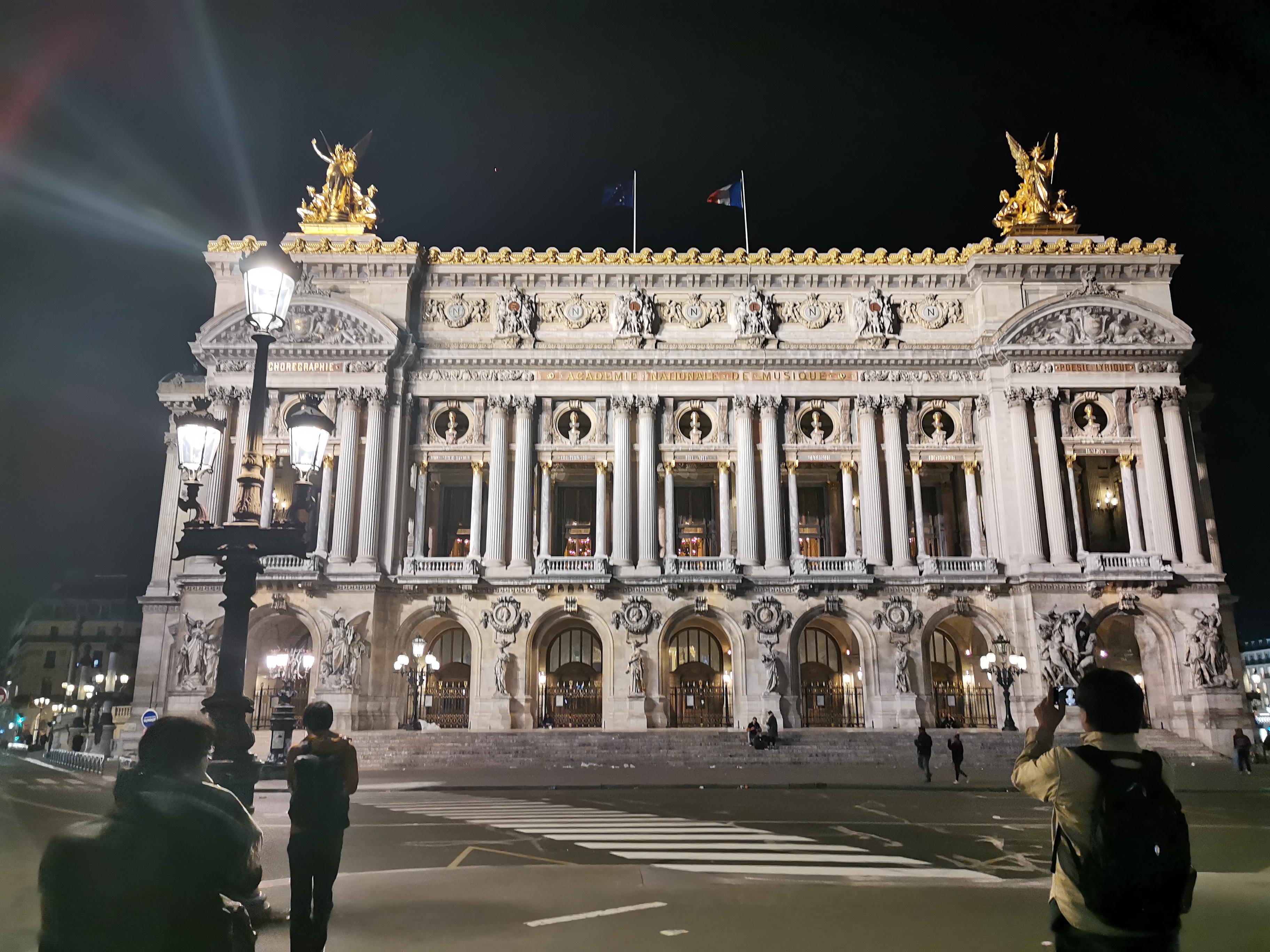 マスターAIはオフのオートで撮ったオペラ座。明るいけれど、白っぽい寒そうな写真になりました
