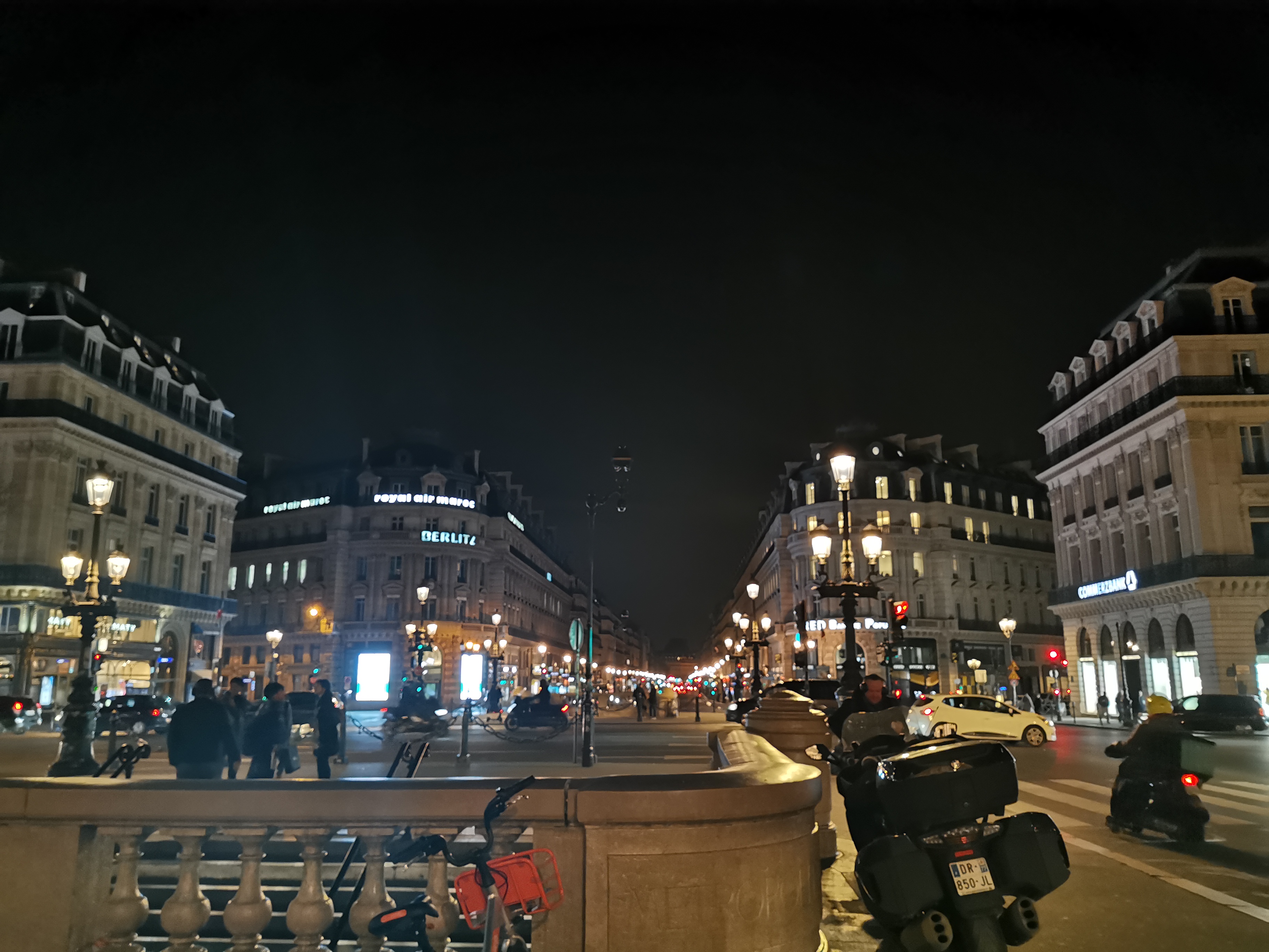 オペラ座周辺の街並みも、P20 ProやMate20 Proのようなドラマチックな感じではなく、いたって現実的に撮れてしまった。個人的には残念な写真