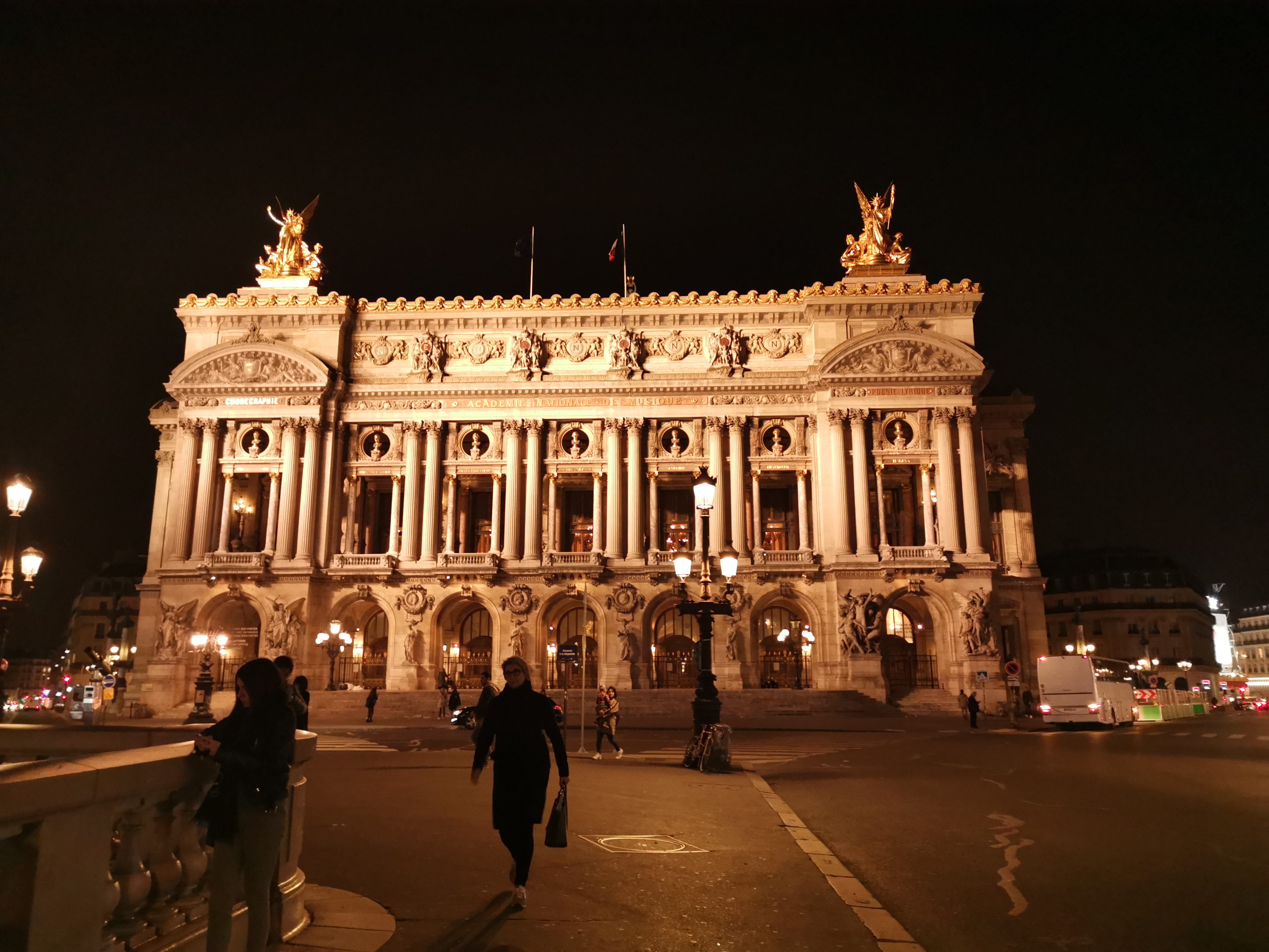 これぞ私の思い出の中の夜のオペラ座です。でも、プロモードでホワイトバランスを調整しただけなので、PやMateシリーズの夜景らしい精密さは表現されていないと思います