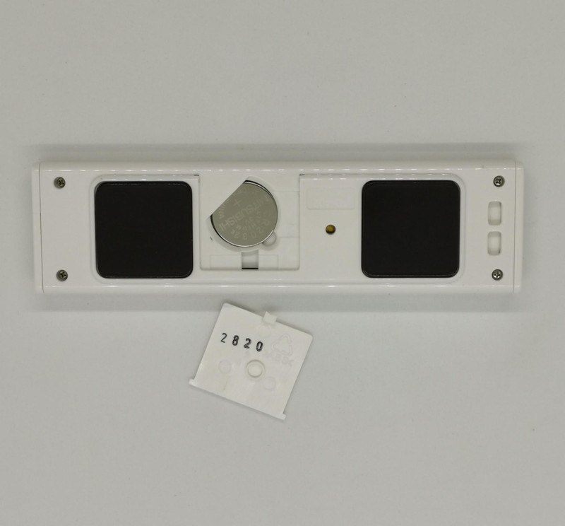 CR-2032 1個で動作する。金属面にマグネットで貼り付けることができる。またストラップホールが用意されているのでどこかにぶら下げることも可能だ