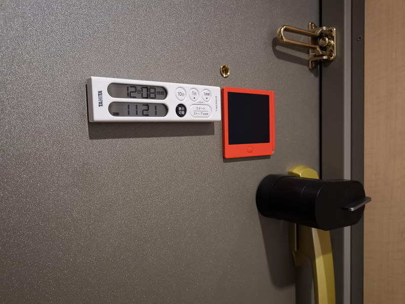 長期の予定なら……カウントダウンタイマーとして玄関ドアも設置先候補地だ