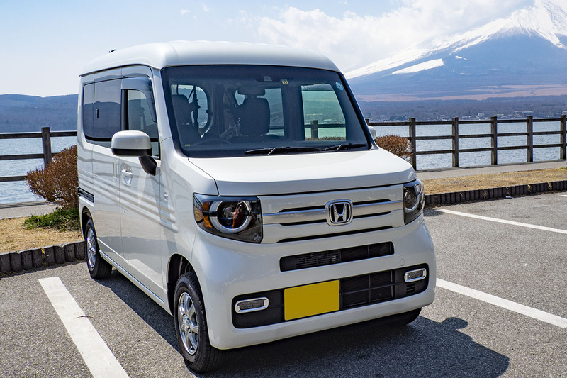 ホンダの軽貨物車「N-VAN」（<a href="https://www.honda.co.jp/N-VAN/" class="strong bn" target="_blank">公式ページ</a>）。大きなモノを運ぶにはメチャ都合が良く使いやすいクルマです。ロードバイクなんかも楽勝で積載可能。この写真のように積めば、2台並べて積めますね～。助手席を倒さなくても、後部に自転車を斜めにして1台積めます。