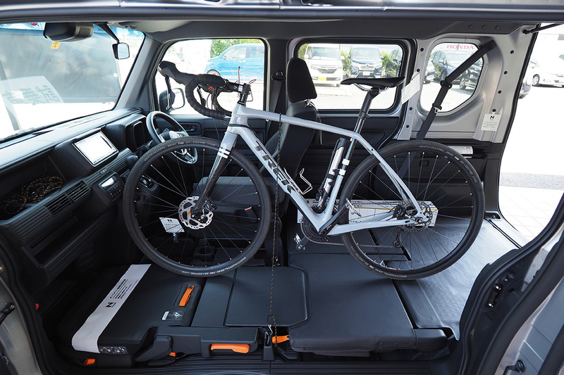 ホンダの軽貨物車「N-VAN」（<a href="https://www.honda.co.jp/N-VAN/" class="strong bn" target="_blank">公式ページ</a>）。大きなモノを運ぶにはメチャ都合が良く使いやすいクルマです。ロードバイクなんかも楽勝で積載可能。この写真のように積めば、2台並べて積めますね～。助手席を倒さなくても、後部に自転車を斜めにして1台積めます。