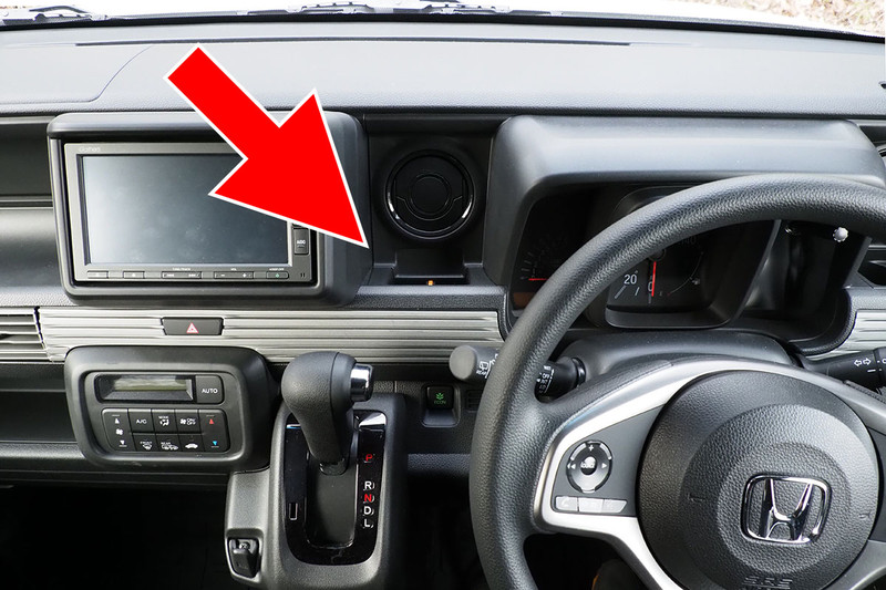 N-VANの「あの部分」。インパネ中央付近にあるアッパーポケットですが、脱着可能なオレンジ色の仕切りがセットされています。USBケーブルなどを巻くことができるスリット入りの仕切りです。使う人は使うけれど、使わない人は使わないし「なんかこの仕切りが邪魔」的に持て余す存在だったりも。