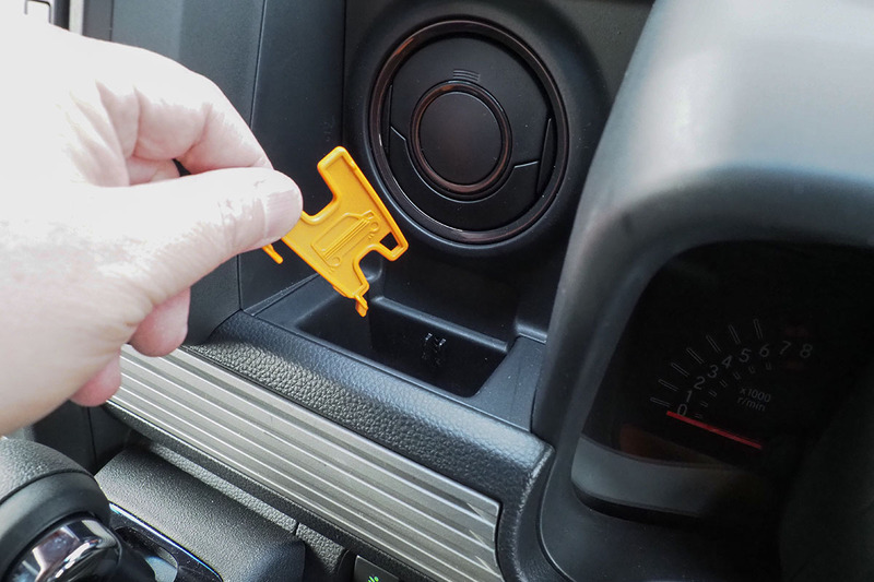 N-VANの「あの部分」。インパネ中央付近にあるアッパーポケットですが、脱着可能なオレンジ色の仕切りがセットされています。USBケーブルなどを巻くことができるスリット入りの仕切りです。使う人は使うけれど、使わない人は使わないし「なんかこの仕切りが邪魔」的に持て余す存在だったりも。