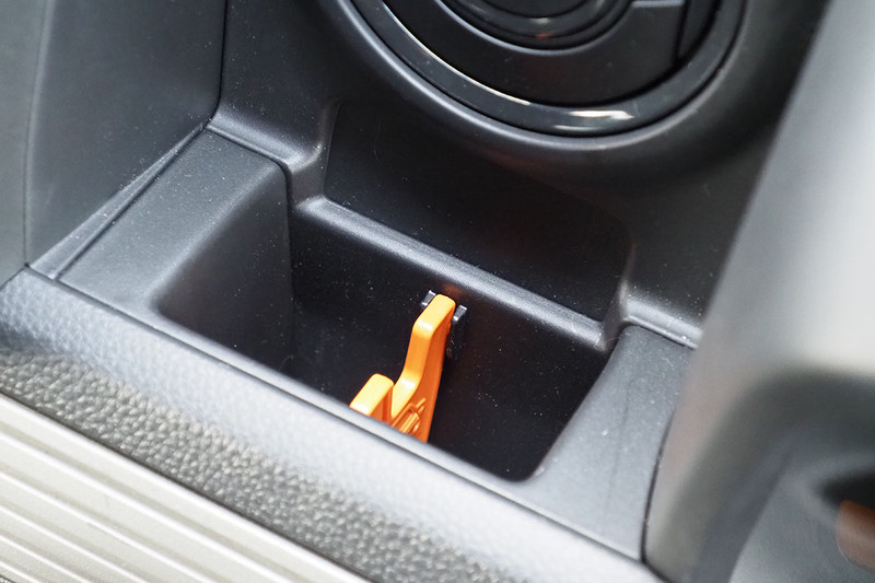 そんな仕切りの代わりにセットできるのがビートソニック「BSA08 N-VAN専用スタンドセット」。仕切りがあった部分にカチッとはめ込むだけでセット完了。アッパーポケットの収納空間をほぼ残しつつ（つまり小物が入ります）、手軽にスマホホルダーなどを追加できるというわけです。