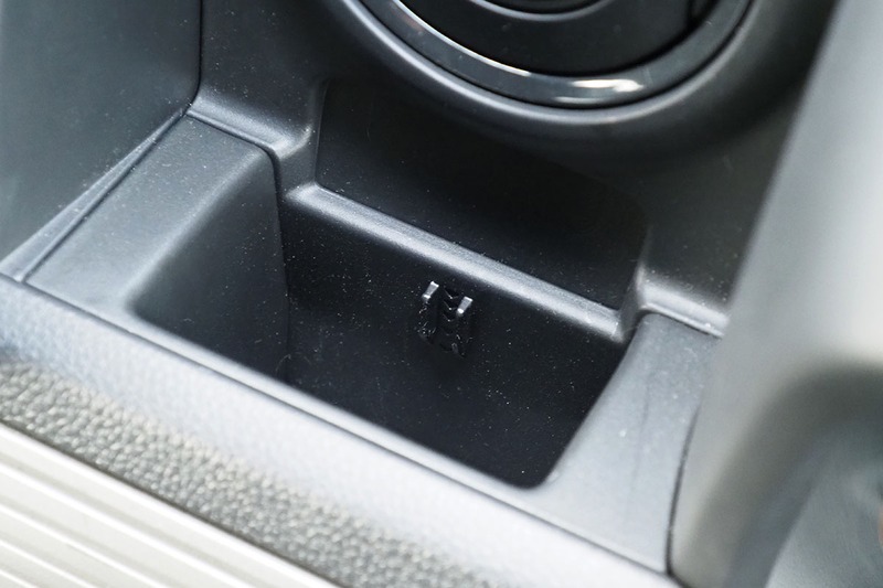 そんな仕切りの代わりにセットできるのがビートソニック「BSA08 N-VAN専用スタンドセット」。仕切りがあった部分にカチッとはめ込むだけでセット完了。アッパーポケットの収納空間をほぼ残しつつ（つまり小物が入ります）、手軽にスマホホルダーなどを追加できるというわけです。