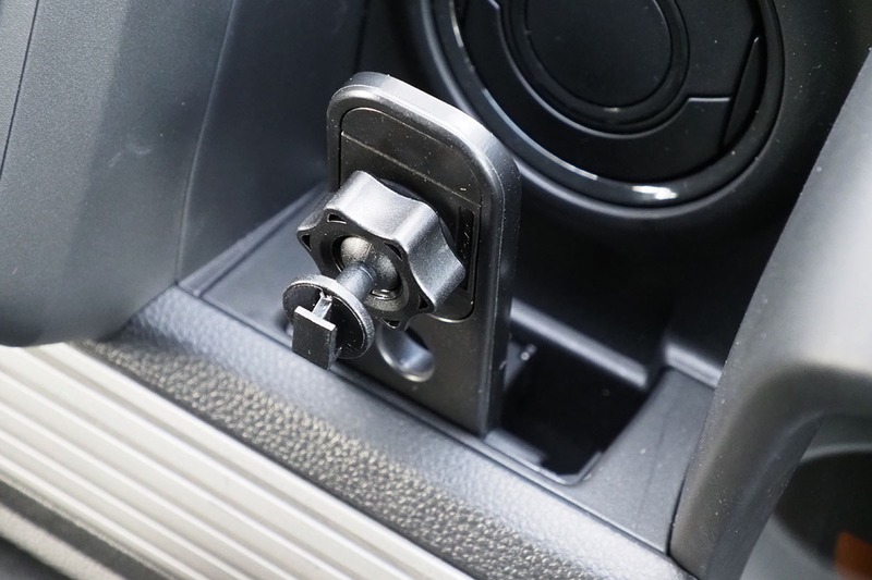 そんな仕切りの代わりにセットできるのがビートソニック「BSA08 N-VAN専用スタンドセット」。仕切りがあった部分にカチッとはめ込むだけでセット完了。アッパーポケットの収納空間をほぼ残しつつ（つまり小物が入ります）、手軽にスマホホルダーなどを追加できるというわけです。