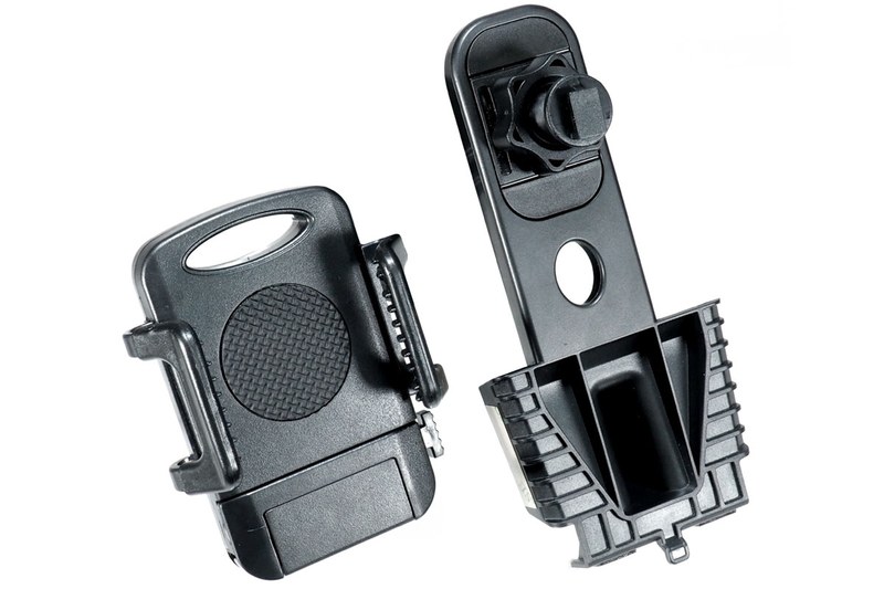 左がセット品のBSA08で、中央が台座部分単体のBSA06です。台座単体品であるBSA06のメーカー直販税込価格は3024円。台座部分はビートソニック規格「L型フック」で、同社製各種ホルダーを装着可能です。