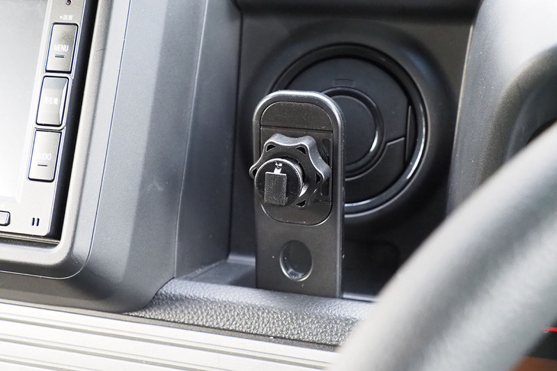 装着は3ステップ程度。アッパーポケットの仕切りを抜き、台座をセットし、ホルダーを嵌め込めば完了です。ちなみに、台座をより強固に装着したい場合は、台座に貼付済みの両面テープを使います。