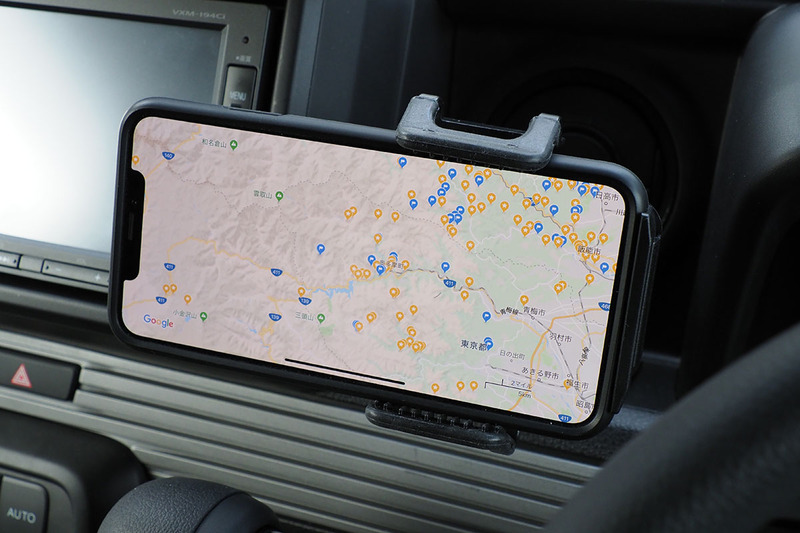 スマートフォンとして iPhone XS Maxをセットした様子。このホルダーには短辺が50～93mmのスマートフォンをセットできます。もちろん画面向きも自由に変えられます。