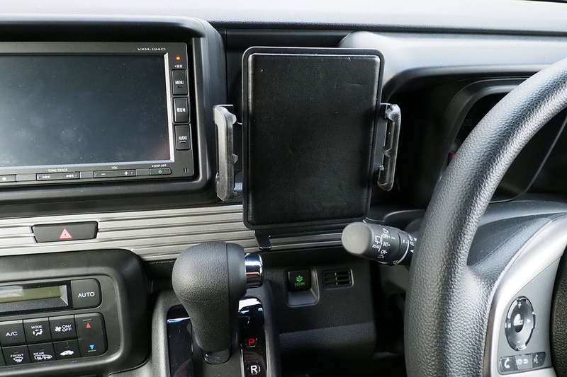 8インチクラスタブレットのMediaPad M5を縦位置でセットした様子。まずまずイイ感じですが、ギリギリでセットできたという印象があります。