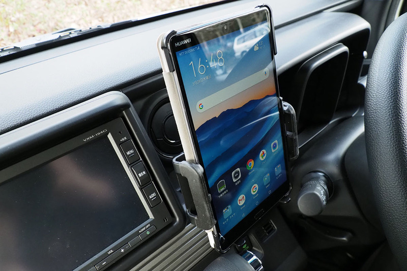 8インチクラスタブレットのMediaPad M5を縦位置でセットした様子。まずまずイイ感じですが、ギリギリでセットできたという印象があります。