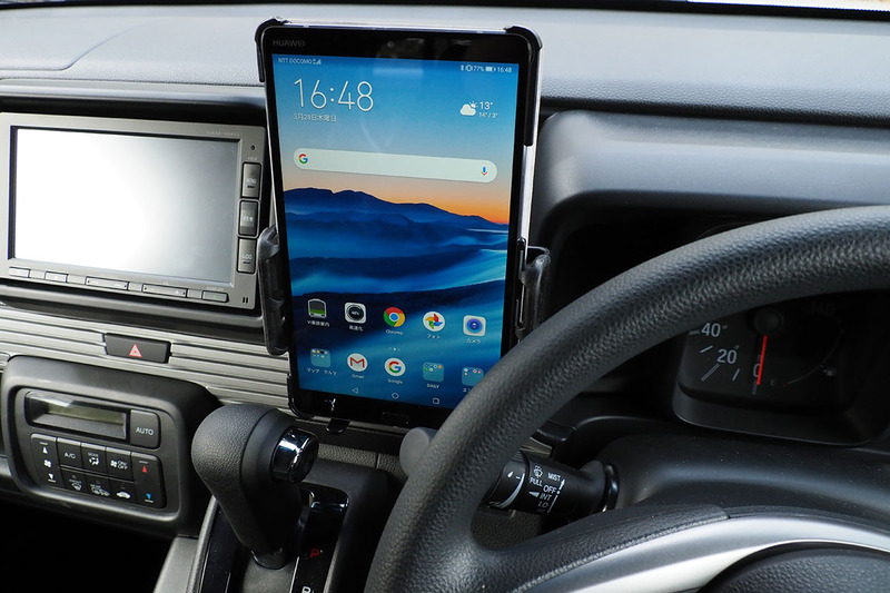 8インチクラスタブレットのMediaPad M5を縦位置でセットした様子。まずまずイイ感じですが、ギリギリでセットできたという印象があります。