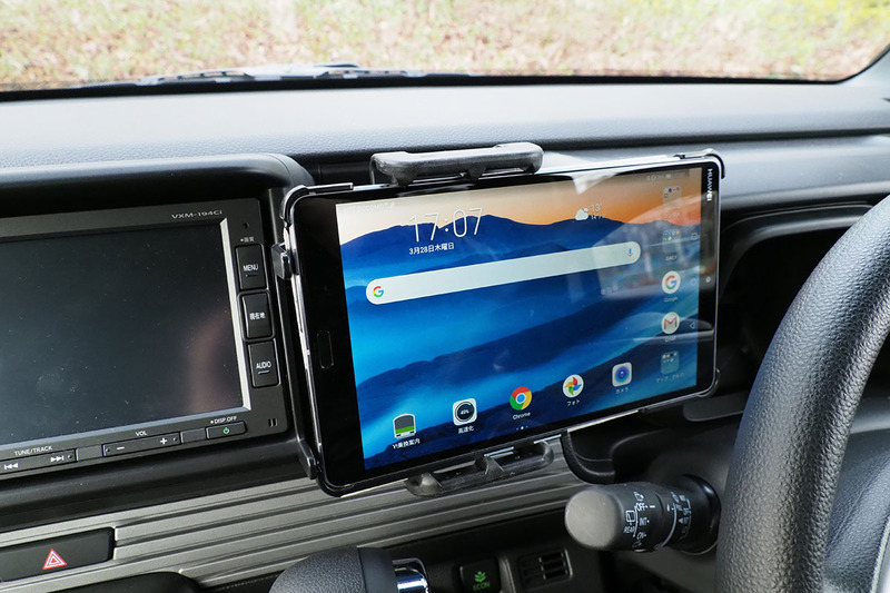 横向きにした様子。セットはできましたが、実際は画面右側が見えにくく、さらにはN-VANのメーターパネル左側を覆ってしまうので、横向きでのセットは現実的ではありません。