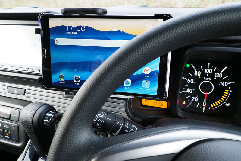 横向きにした様子。セットはできましたが、実際は画面右側が見えにくく、さらにはN-VANのメーターパネル左側を覆ってしまうので、横向きでのセットは現実的ではありません。